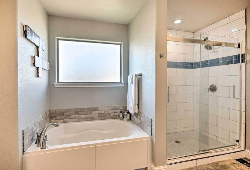 Modern Amarillo House W/ Fire Pit + Hot Tub!