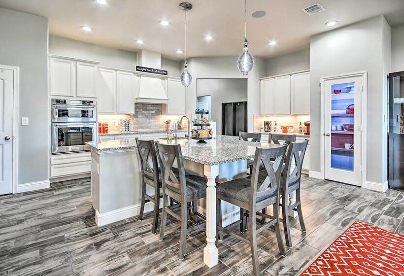 Modern Amarillo House W/ Fire Pit + Hot Tub!