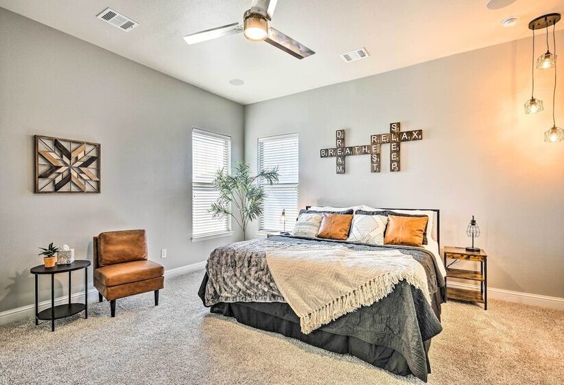 Modern Amarillo House W/ Fire Pit + Hot Tub!