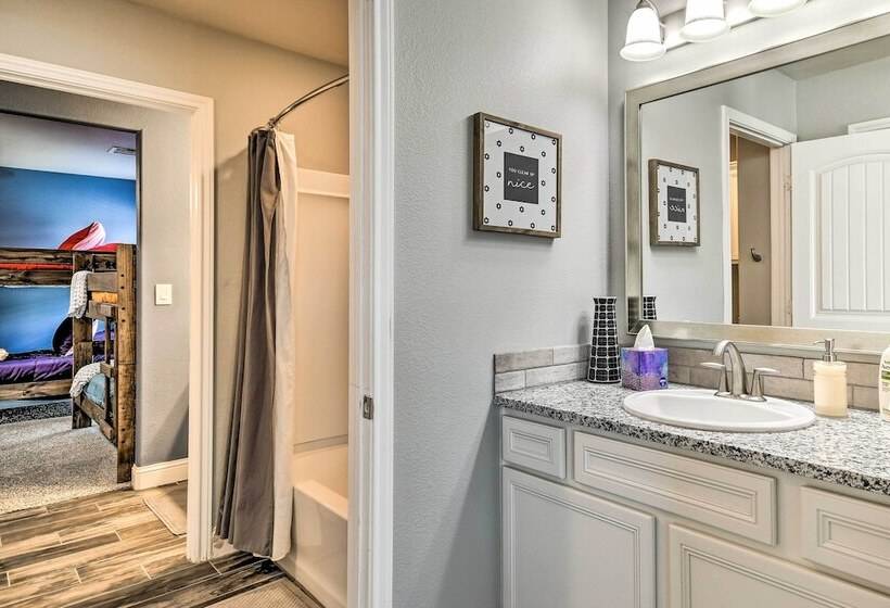 Modern Amarillo House W/ Fire Pit + Hot Tub!