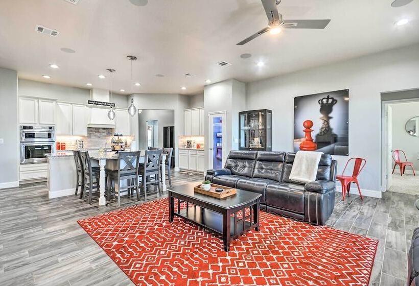 Modern Amarillo House W/ Fire Pit + Hot Tub!