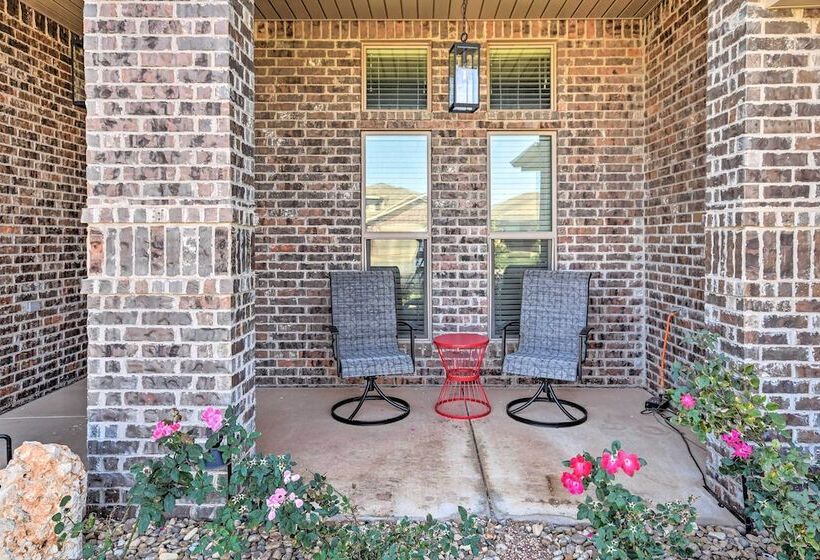 Modern Amarillo House W/ Fire Pit + Hot Tub!