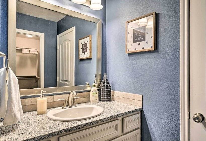 Modern Amarillo House W/ Fire Pit + Hot Tub!