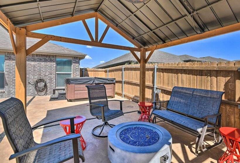 Modern Amarillo House W/ Fire Pit + Hot Tub!