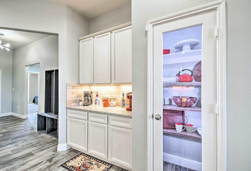 Modern Amarillo House W/ Fire Pit + Hot Tub!