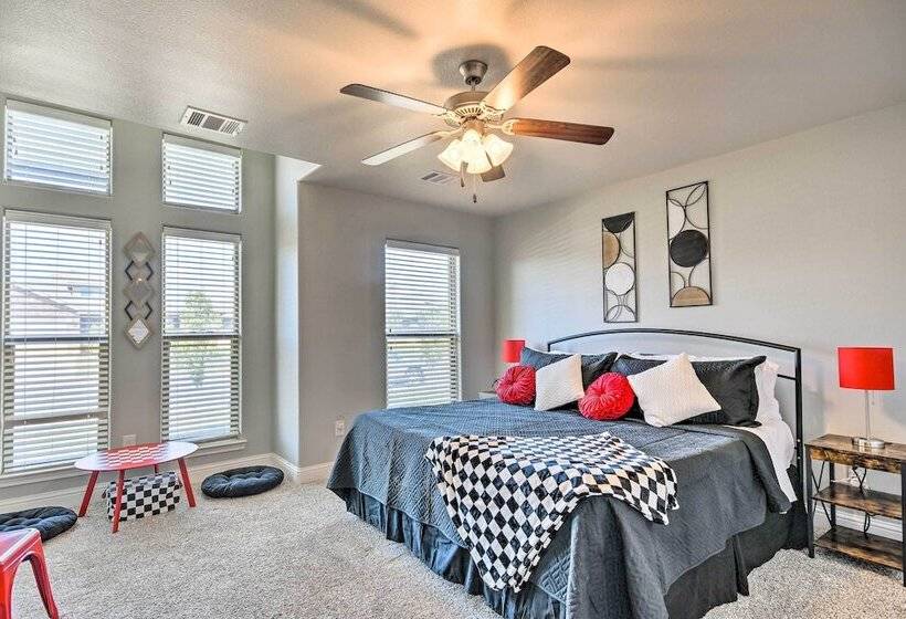 Modern Amarillo House W/ Fire Pit + Hot Tub!