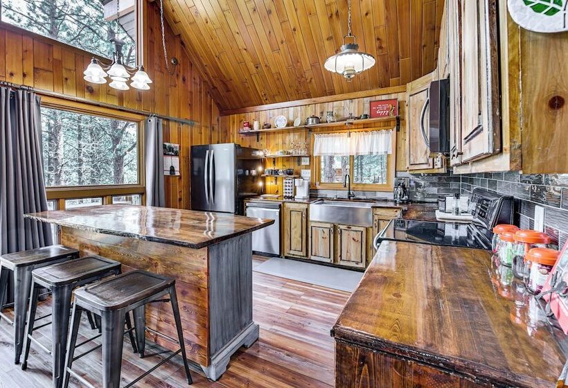 Modern Black Hills Cabin W/ Loft & Wraparound Deck