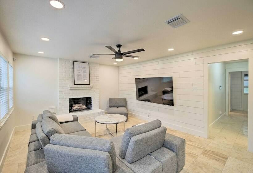 Modern House W/ Fireplace, Walk To Fishing!