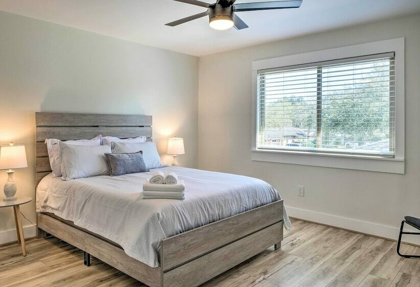 Modern House W/ Fireplace, Walk To Fishing!