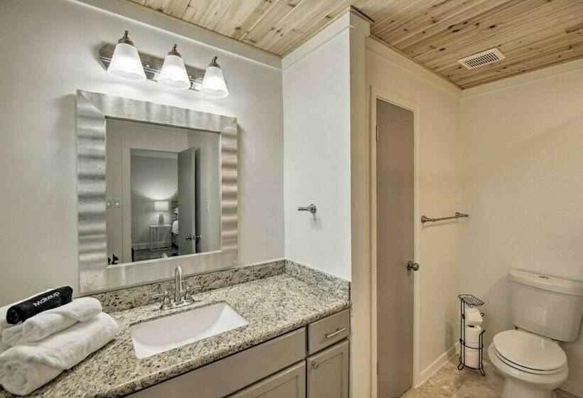 Modern House W/ Fireplace, Walk To Fishing!