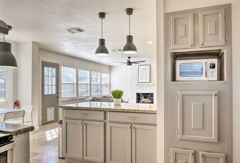 Modern House W/ Fireplace, Walk To Fishing!