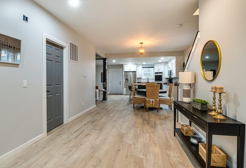 Modern Indianapolis Home < 2 Mi To Downtown!