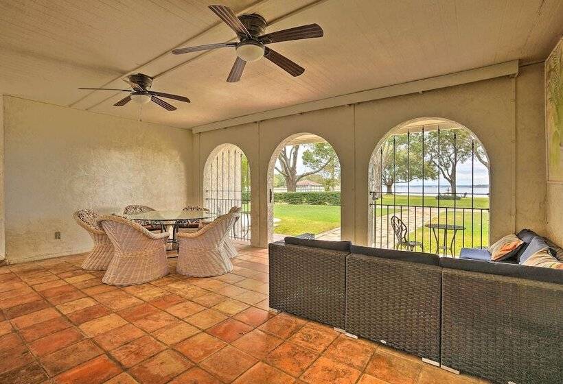 Modern Lake Conroe House W/ Lakefront Park & Deck!