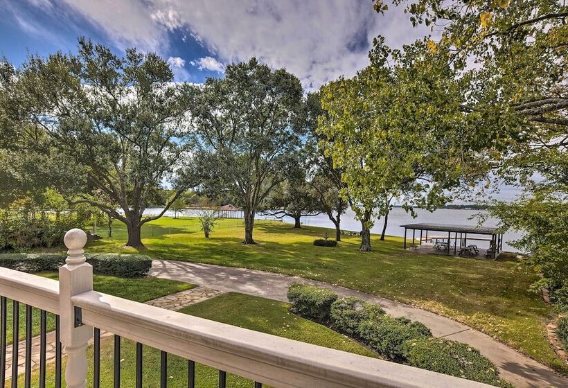 Modern Lake Conroe House W/ Lakefront Park & Deck!