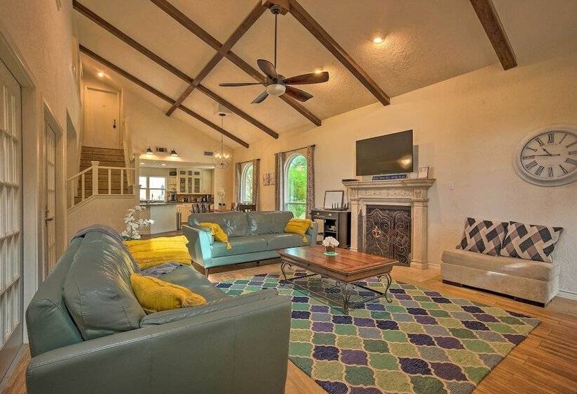 Modern Lake Conroe House W/ Lakefront Park & Deck!