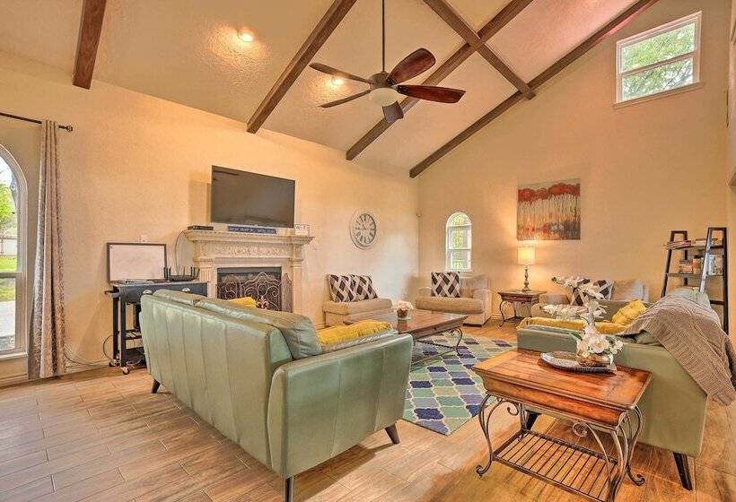 Modern Lake Conroe House W/ Lakefront Park & Deck!