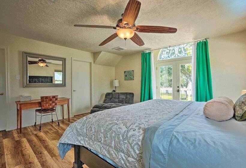 Modern Lake Conroe House W/ Lakefront Park & Deck!