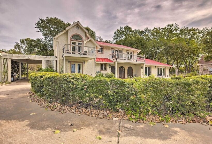 Modern Lake Conroe House W/ Lakefront Park & Deck!