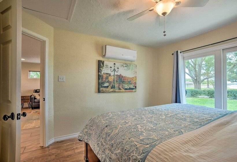 Modern Lake Conroe House W/ Lakefront Park & Deck!