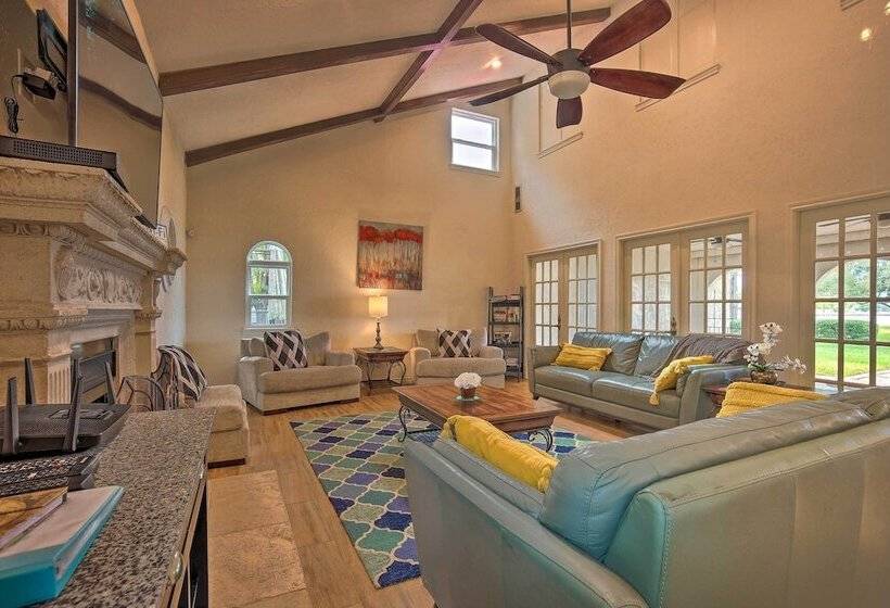 Modern Lake Conroe House W/ Lakefront Park & Deck!