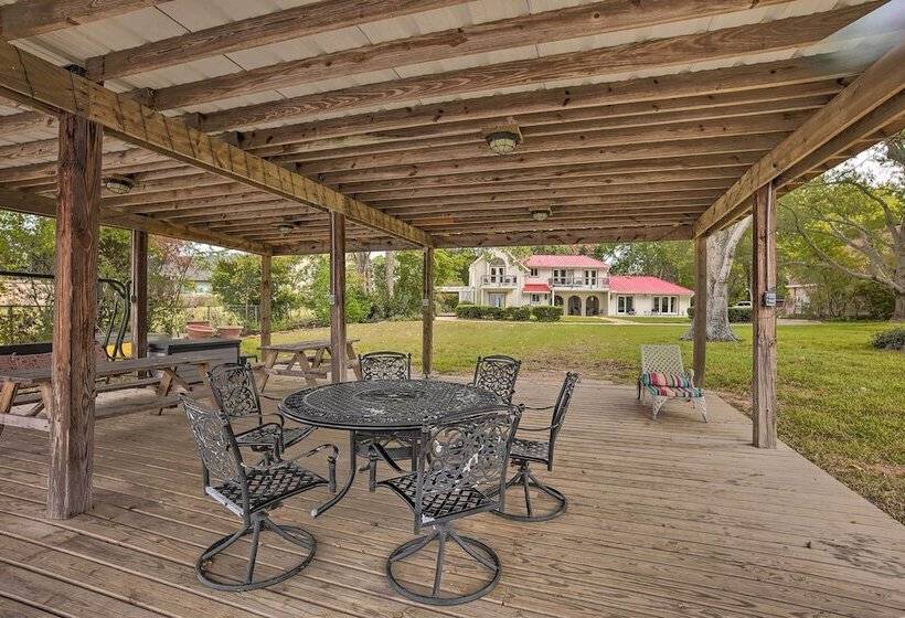 Modern Lake Conroe House W/ Lakefront Park & Deck!