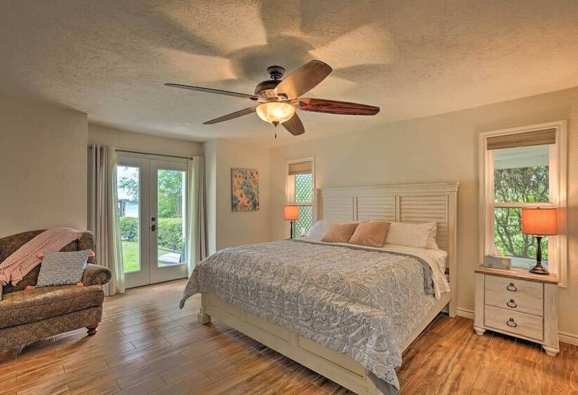 Modern Lake Conroe House W/ Lakefront Park & Deck!