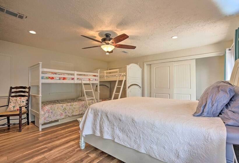 Modern Lake Conroe House W/ Lakefront Park & Deck!