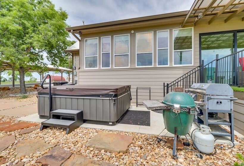 Modern Lakehouse W/ Stunning Views & Hot Tub!