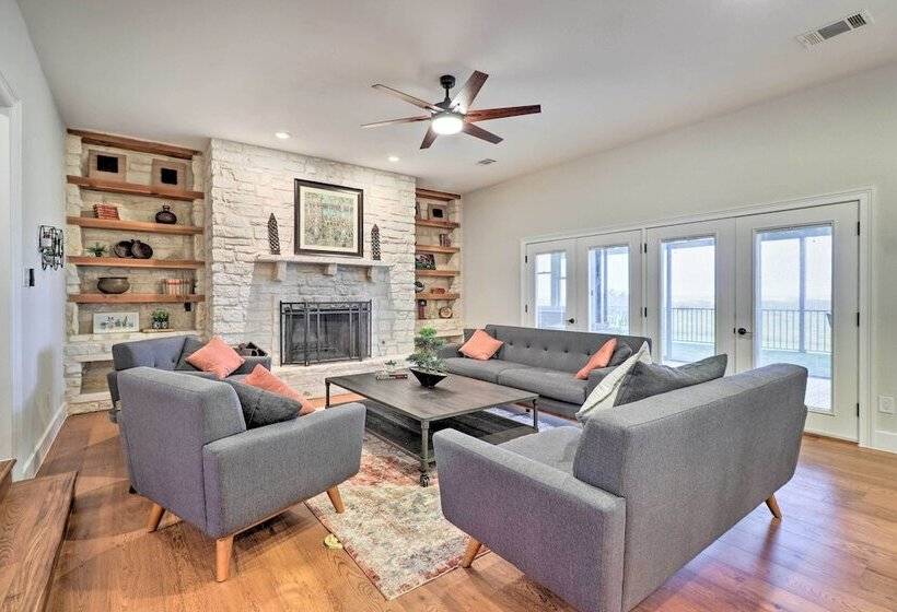 Modern Lakehouse W/ Stunning Views & Hot Tub!