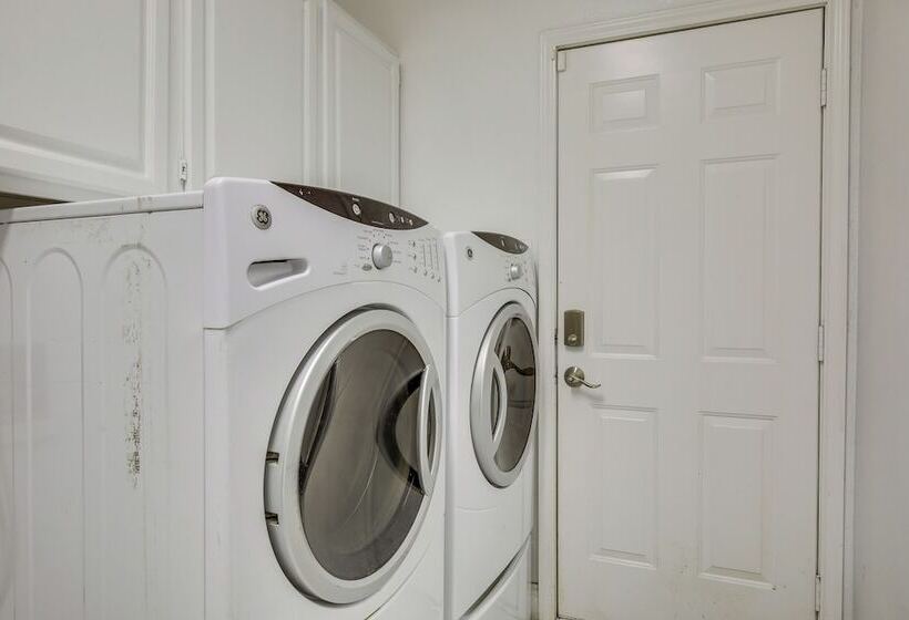 Mesquite Escape W/ Fireplace & Private Patio!