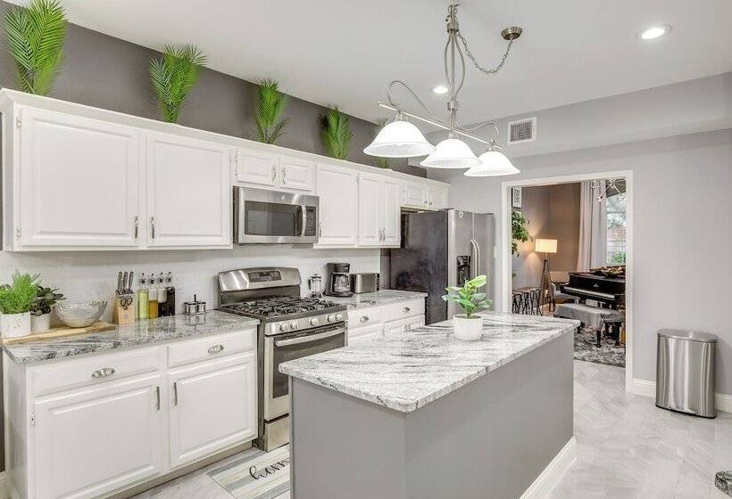 Mesquite Escape W/ Fireplace & Private Patio!