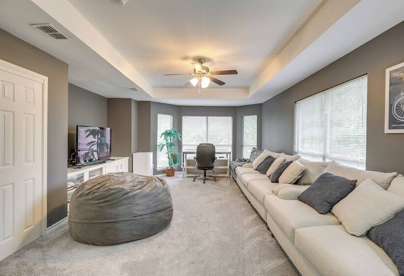 Mesquite Escape W/ Fireplace & Private Patio!