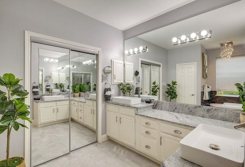 Mesquite Escape W/ Fireplace & Private Patio!