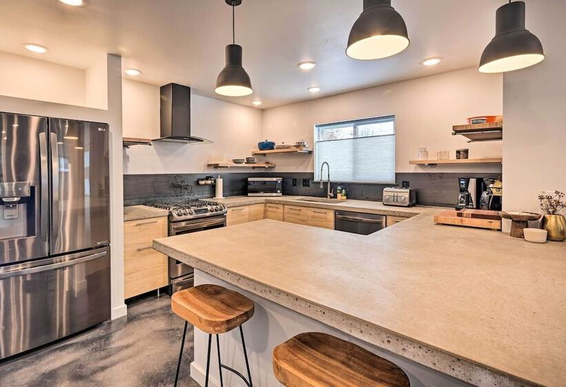 Modern Missoula Home ~ 2 Miles To Downtown!