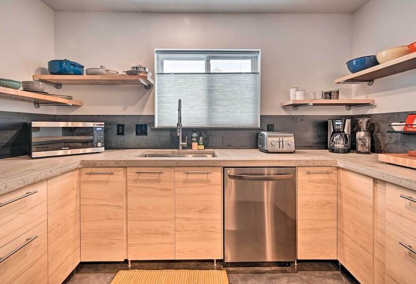 Modern Missoula Home ~ 2 Miles To Downtown!