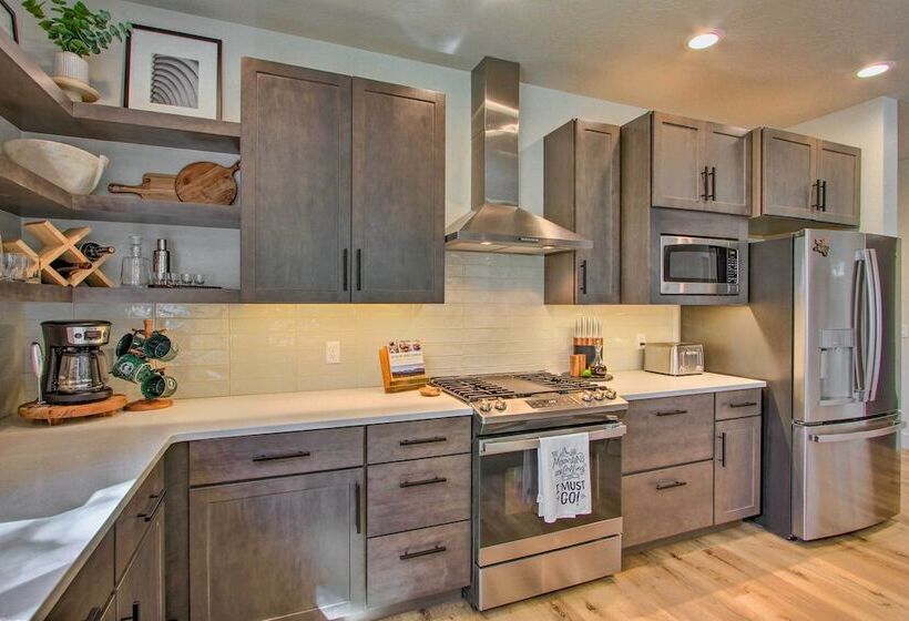 Modern & Newly Built Cabin: Ski, Fish, Hike!