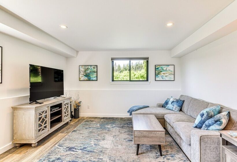 Mt Hood Views: Modern Underwood Home W/ Deck!