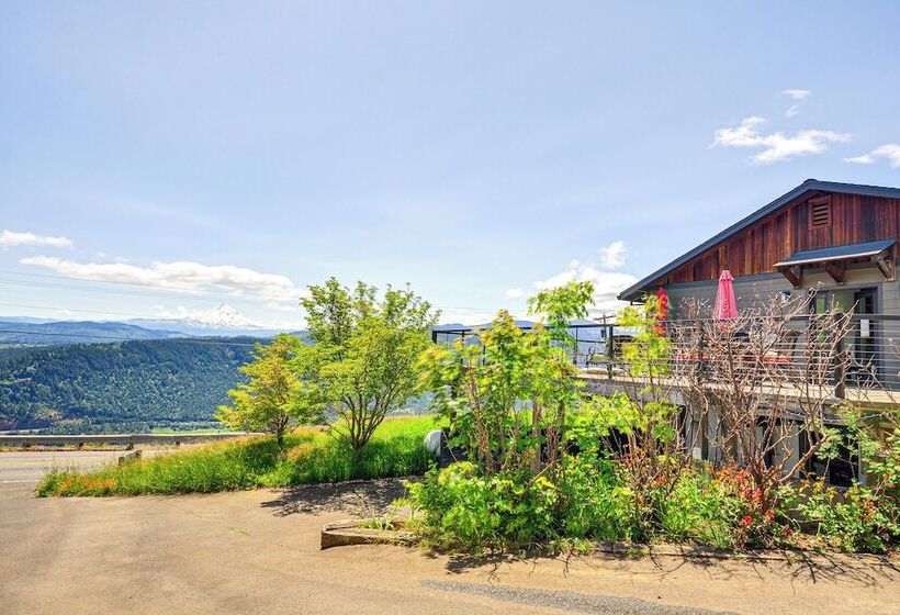 Mt Hood Views: Modern Underwood Home W/ Deck!