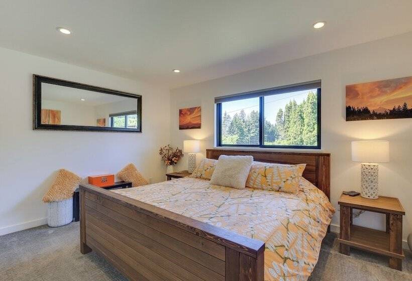 Mt Hood Views: Modern Underwood Home W/ Deck!