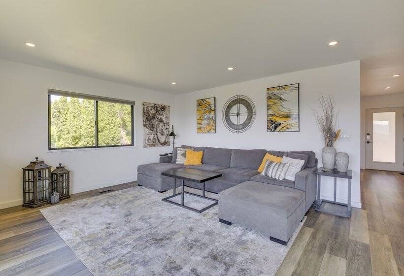 Mt Hood Views: Modern Underwood Home W/ Deck!