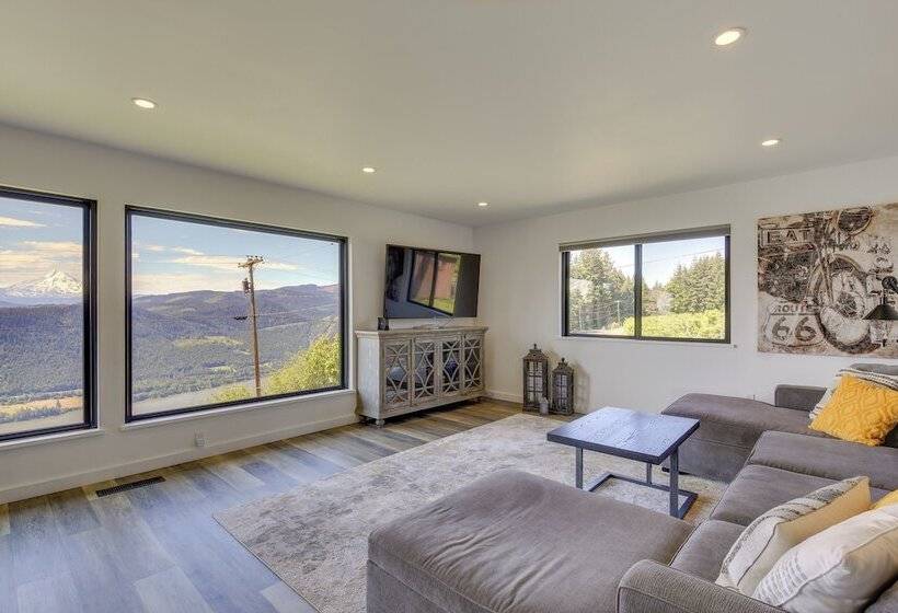 Mt Hood Views: Modern Underwood Home W/ Deck!
