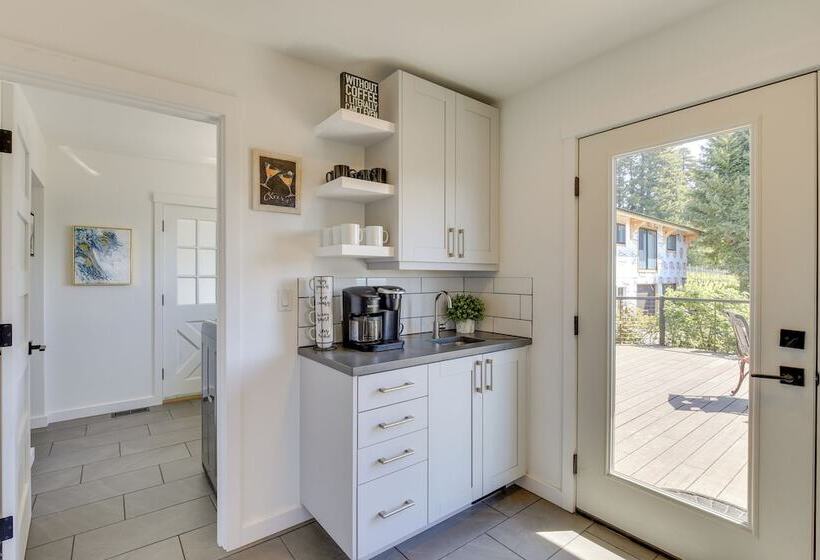 Mt Hood Views: Modern Underwood Home W/ Deck!