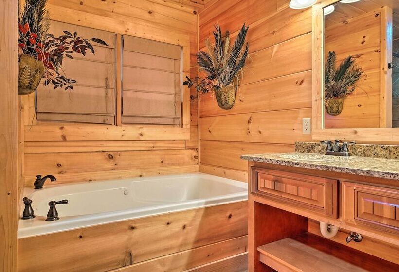 Pigeon Forge Cabin W/ Brand New Hot Tub & Views!