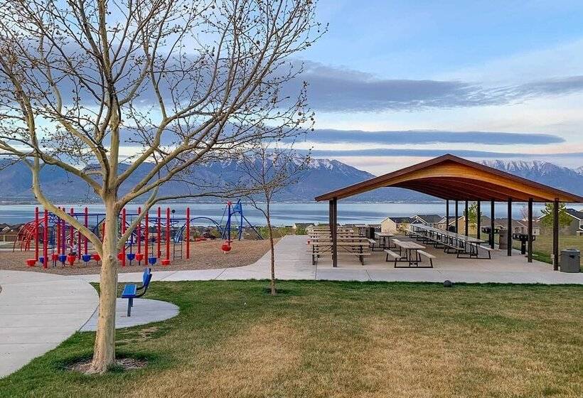 Mtn View Home: Across From Lake + 30 Mi To Skiing!