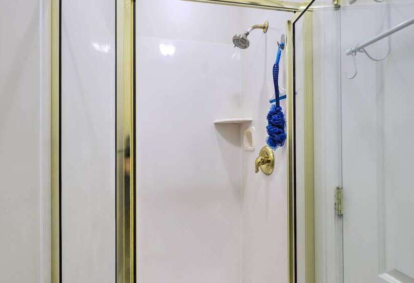 Mtn View Home: Across From Lake + 30 Mi To Skiing!