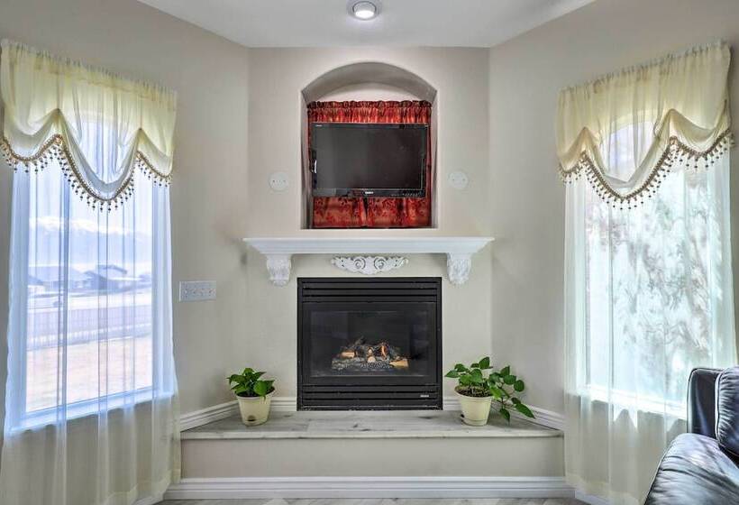 Mtn View Home: Across From Lake + 30 Mi To Skiing!