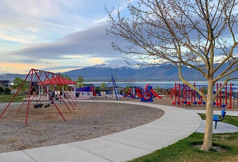 Mtn View Home: Across From Lake + 30 Mi To Skiing!