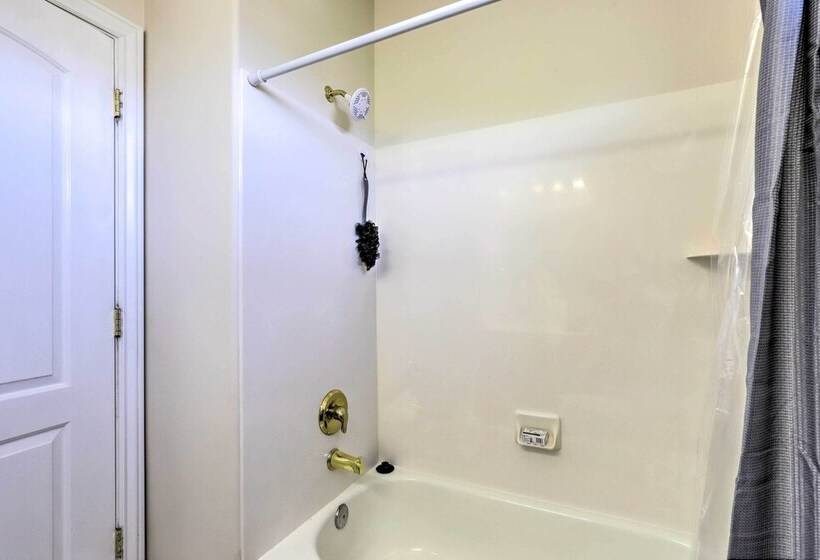 Mtn View Home: Across From Lake + 30 Mi To Skiing!