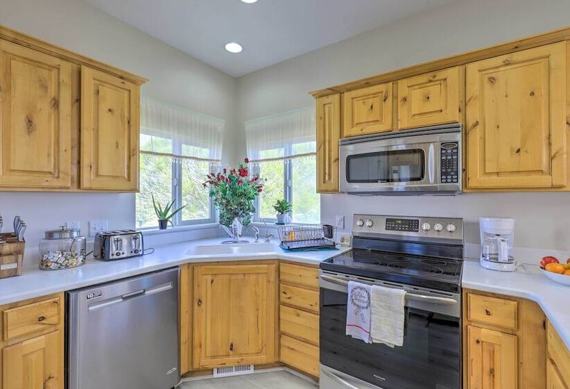 Mtn View Home: Across From Lake + 30 Mi To Skiing!