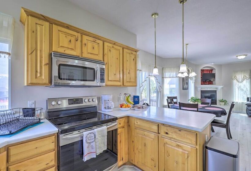 Mtn View Home: Across From Lake + 30 Mi To Skiing!